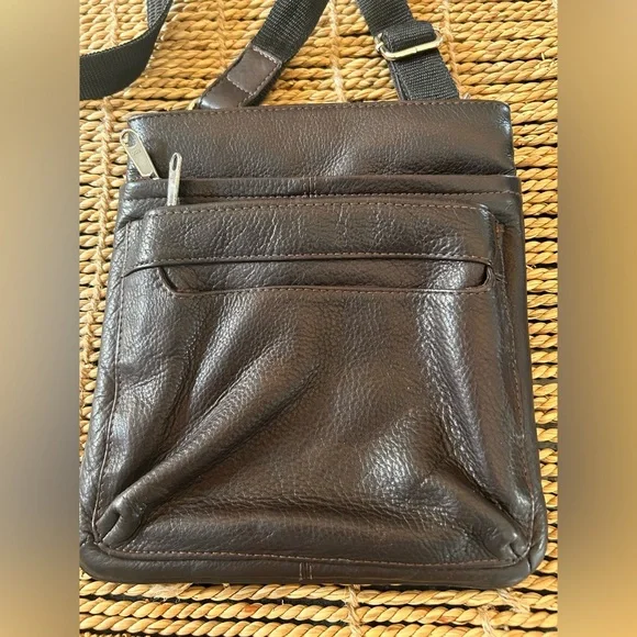 Supple leather crossbody bag. - Picture 3 of 7
